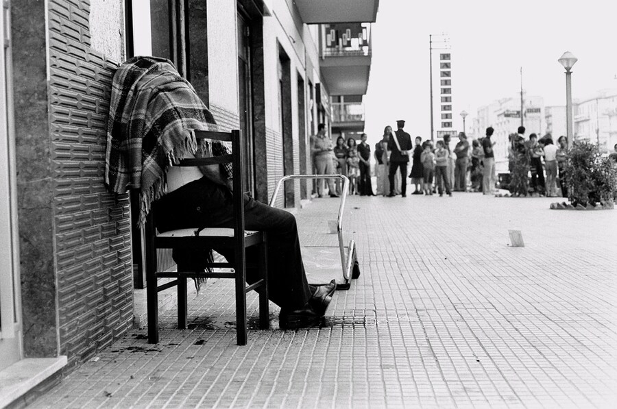 Letizia Battaglia, A murdered man sits in a chair, Palermo, 