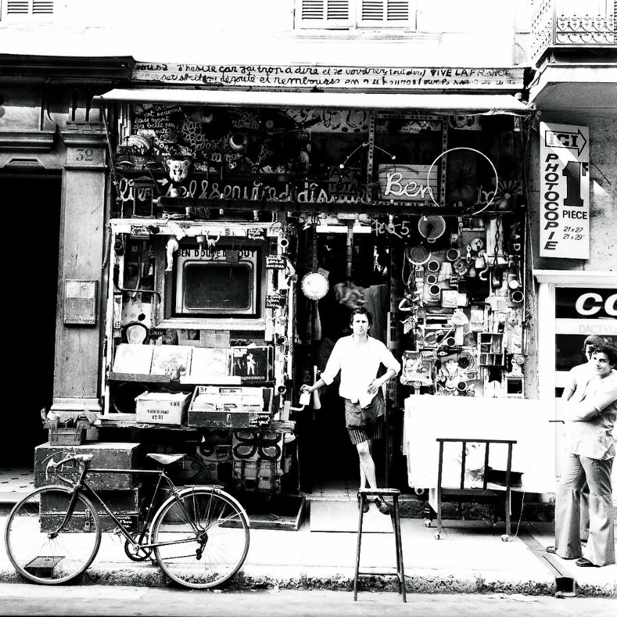Laboratoire 32, Ben in front of his shop in Nice, ca. 1965