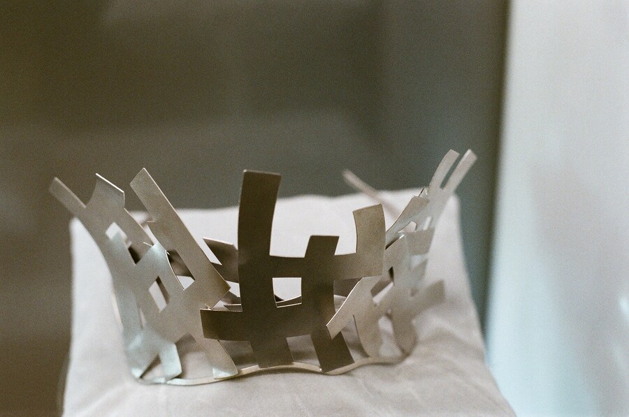 Grid Tiara set in 18K white gold, designed by Frank Gehry fo