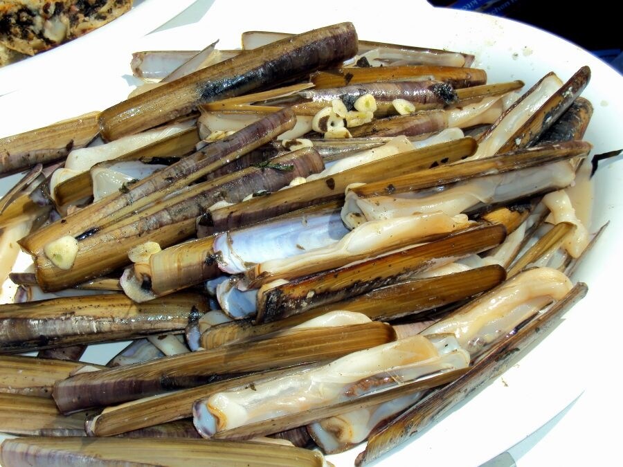Caf&#233; M&#244;r razor clams fried in butter and garlic