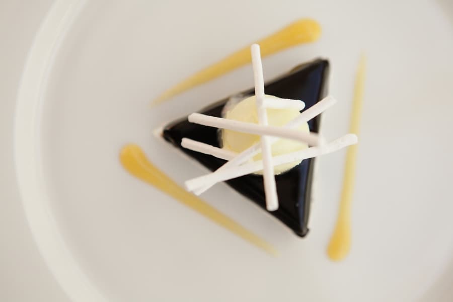 Disk shaped chocolate under an acidulated meringue Mikado