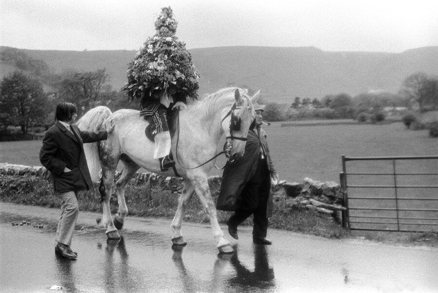 Homer Sykes, Castleton Garland Day, Castleton Derbyshire, En