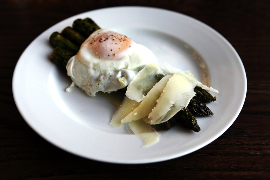 Asaparagus with Berkswell and Bantam egg at Beagle