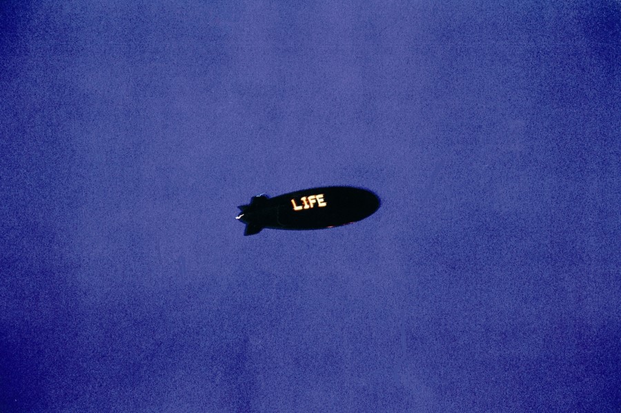 Jeff Burton, Untitled #136 (life/blimp), 2000