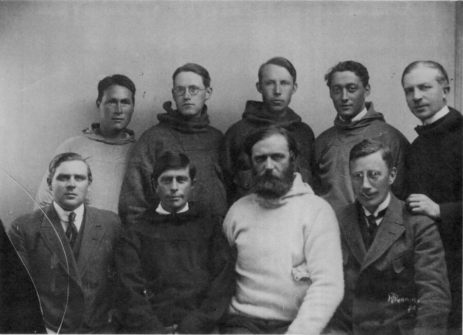 Peter Freuchen with an expedition team
