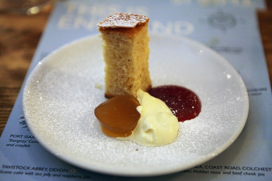 Scone cake with tea jelly and raspberry jam