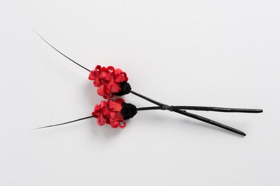 Hat trimming of feather quills and artificial flowers, MoMu 