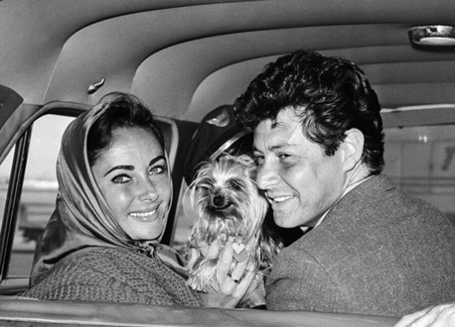 Singer Eddie Fisher and actress Elizabeth Taylor share the l