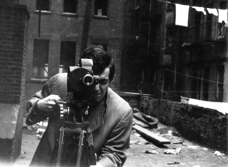 tanley Kubrick with his 35mm Eyemo camera on the set of Kill