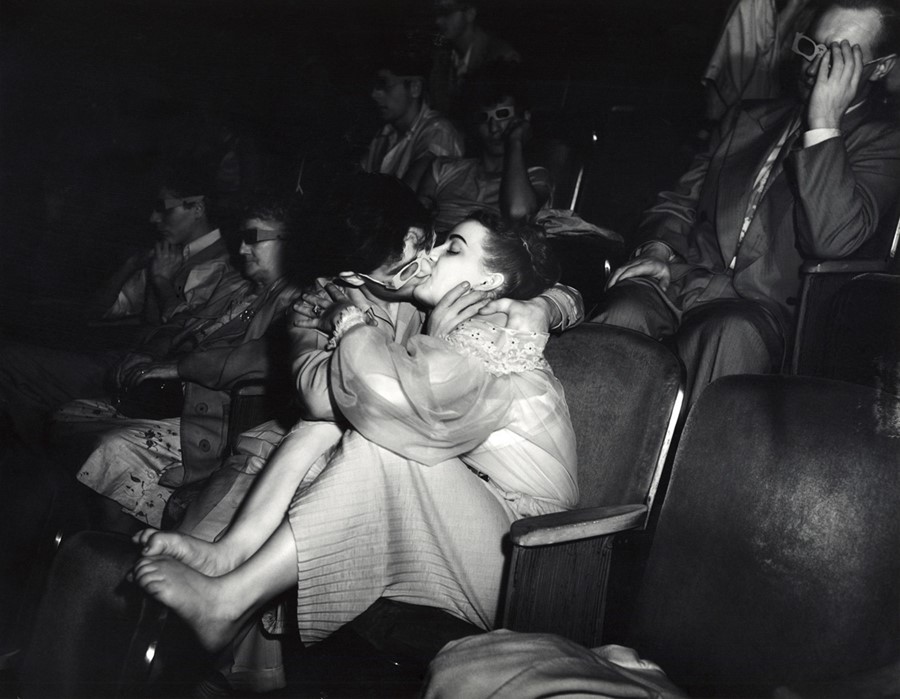Weegee, Lovers in 3D glasses in the Palace Theatre, 1945