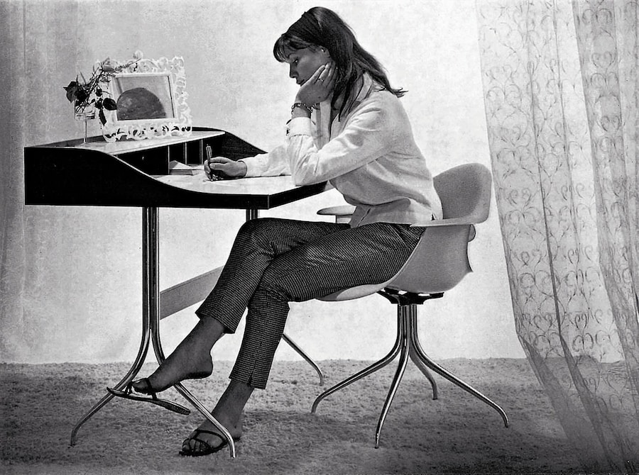 Woman sitting on a Swag-Leg Chair