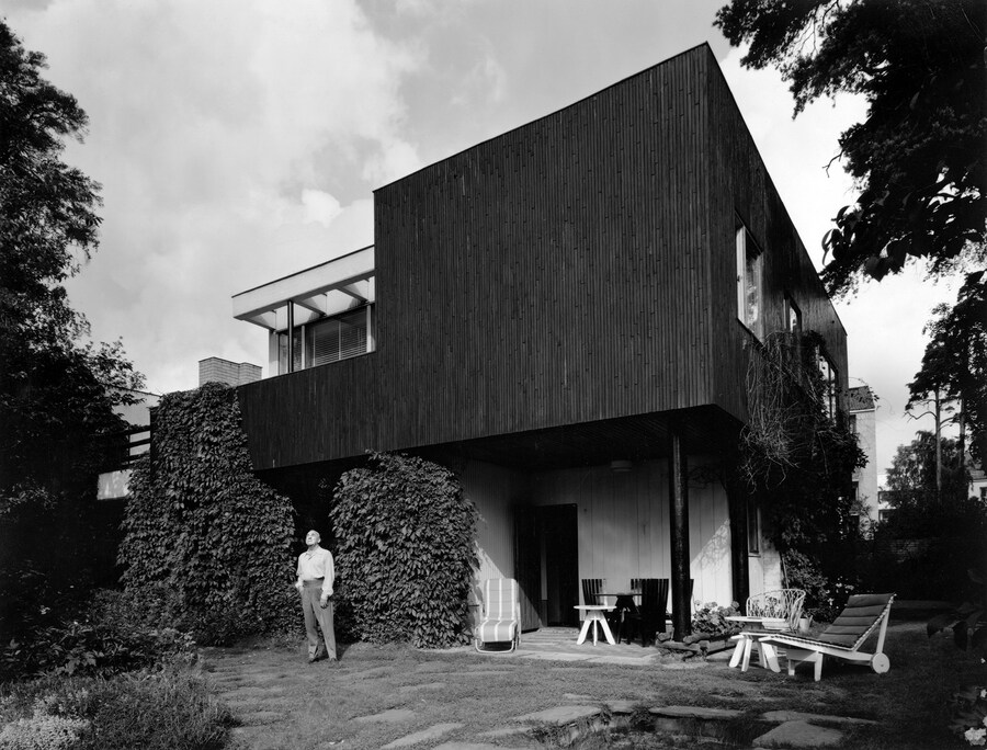 Alvar_Aalto_in_front_of_house_1930s
