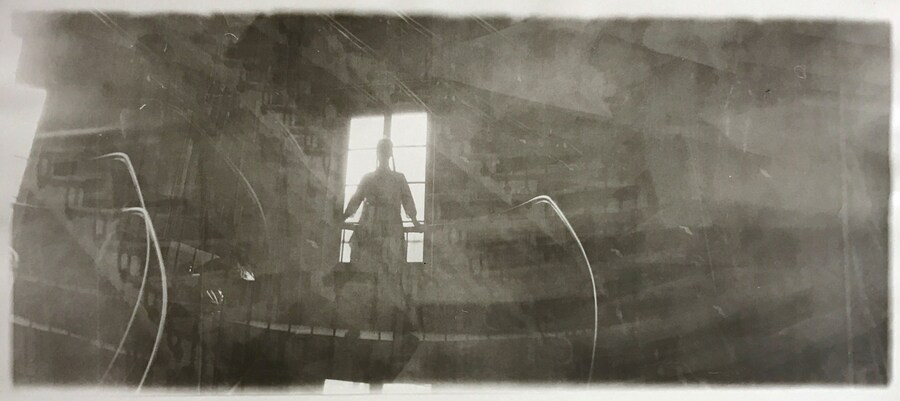 DTF019_Silhouette on banister_300