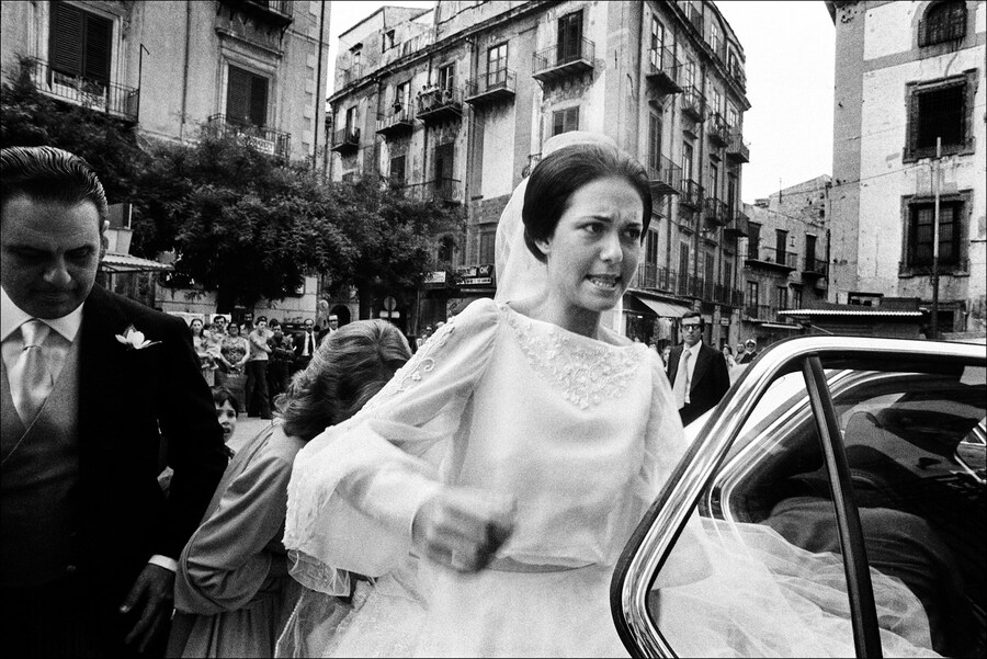 18_Letizia Battaglia_La sposa inciampa sul velo