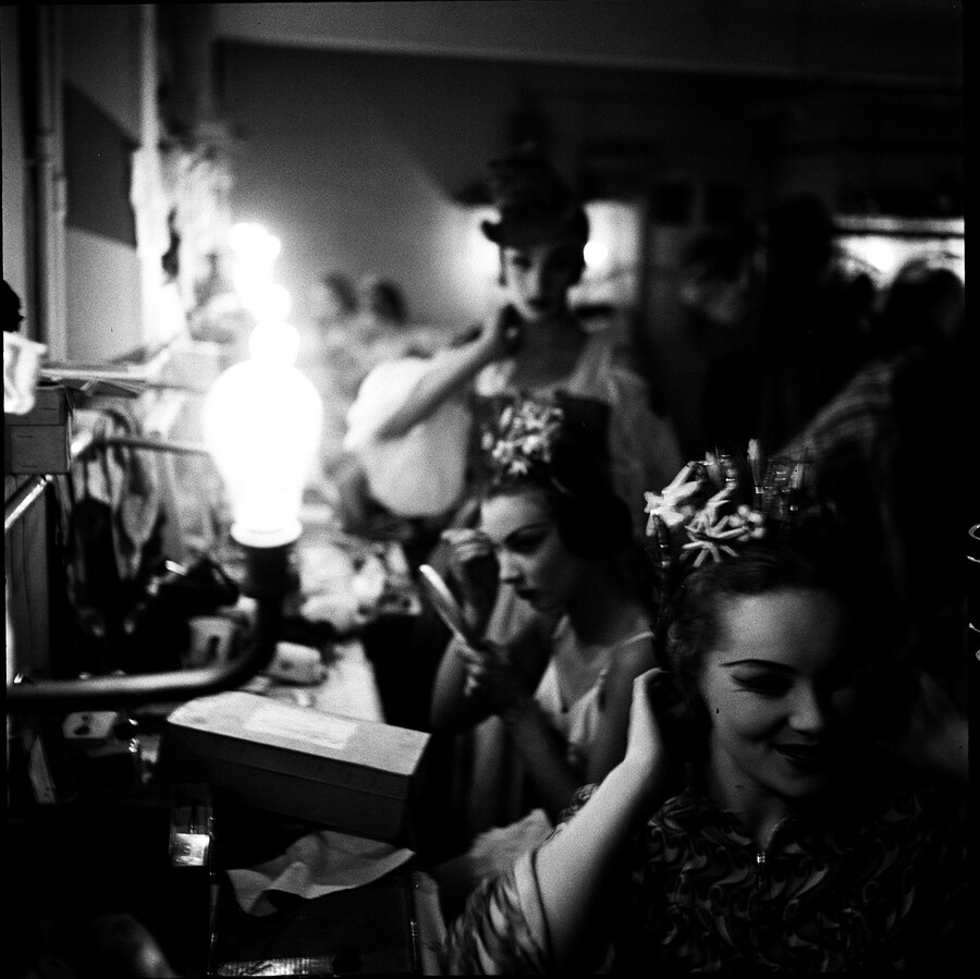 Corps-de-Ballet,-dressing-room,-Sadlers-Wells,-194