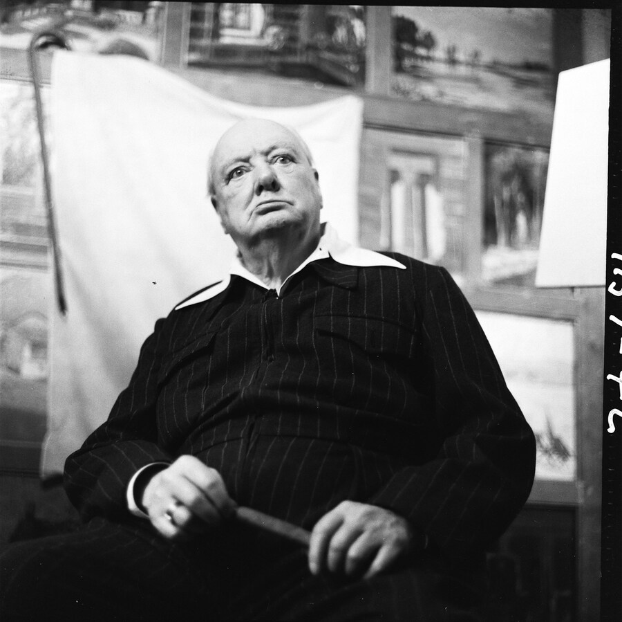 Winston-Churchill-sitting-for-Graham-Sutherland,-1