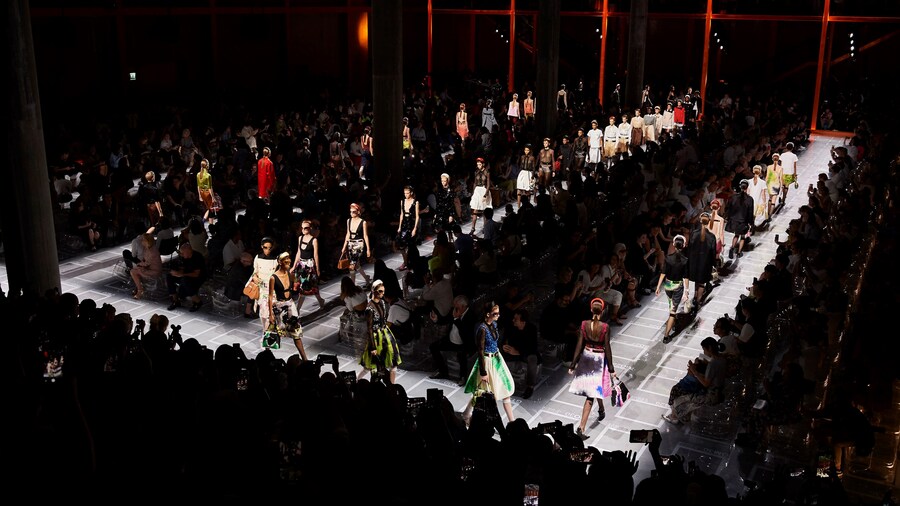 Prada Donna SS19_Final Parade 01