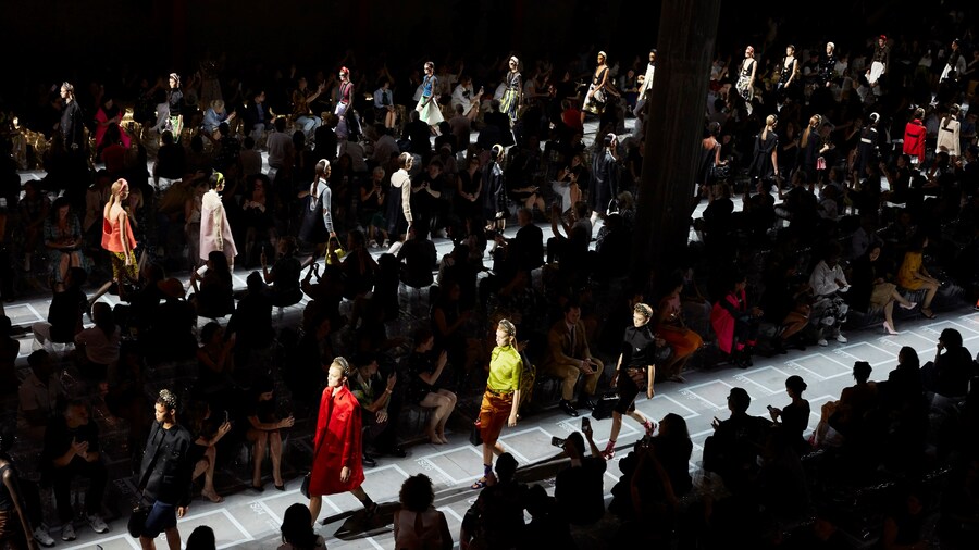 Prada Donna SS19_Final Parade 02