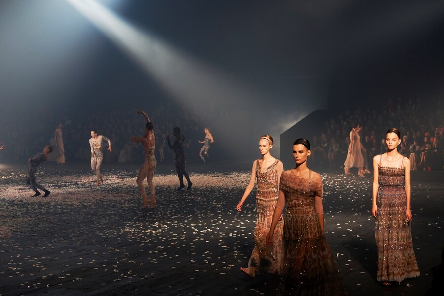 DIOR_RTW_SS19_PERFORMANCE_&#169;ADRIEN_DIRAND_3