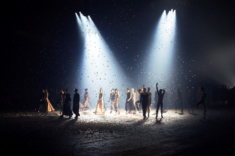 DIOR_RTW_SS19_PERFORMANCE_&#169;ADRIEN_DIRAND_4