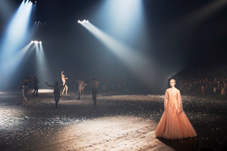 DIOR_RTW_SS19_PERFORMANCE_&#169;ADRIEN_DIRAND_5