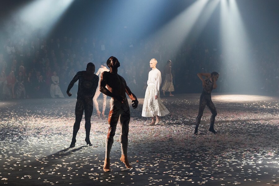 DIOR_RTW_SS19_PERFORMANCE_&#169;ADRIEN_DIRAND_11