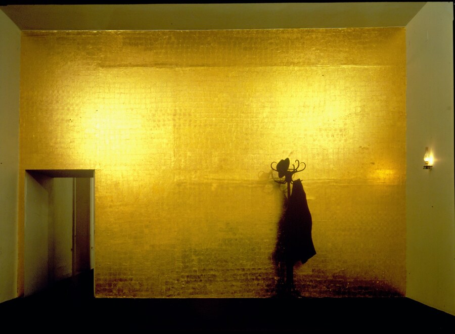 21 Jannis Kounellis, Tragedia civile. The black ro