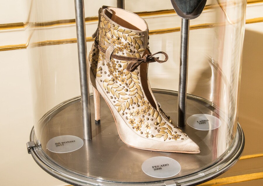 11_AlexanderCoggin_AnOther_Manolo