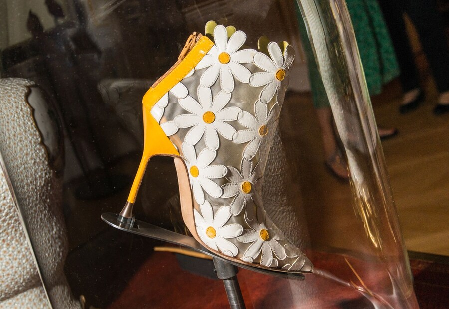 20_AlexanderCoggin_AnOther_Manolo