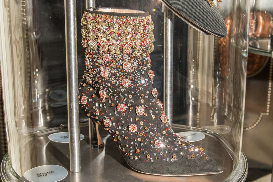 21_AlexanderCoggin_AnOther_Manolo