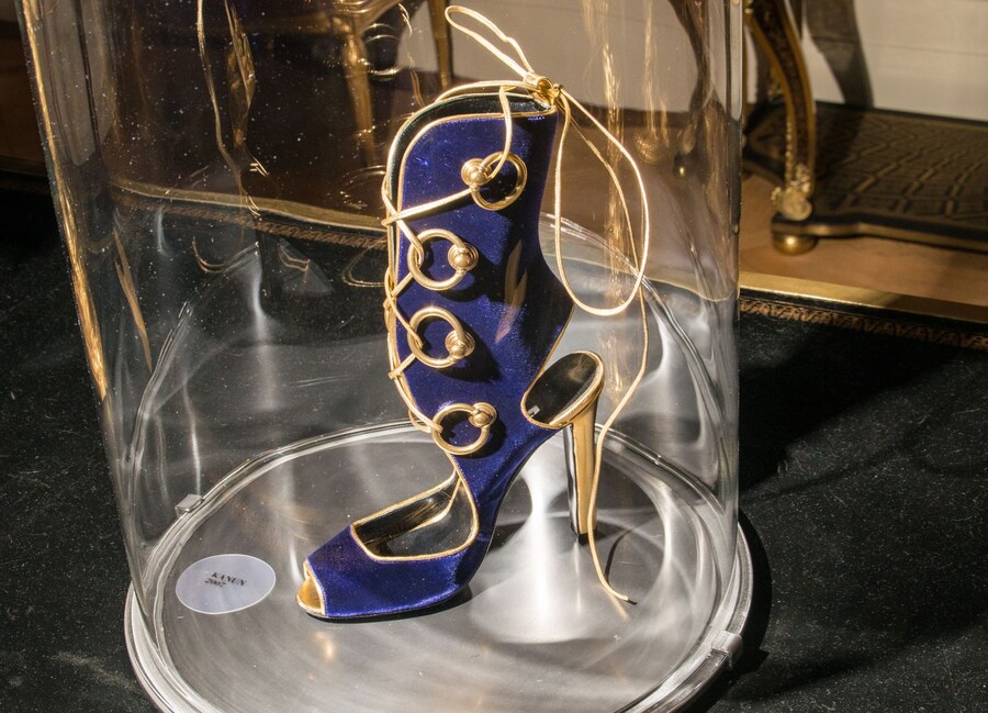 23_AlexanderCoggin_AnOther_Manolo