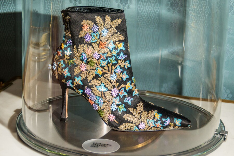 29_AlexanderCoggin_AnOther_Manolo