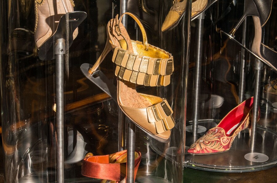 33_AlexanderCoggin_AnOther_Manolo