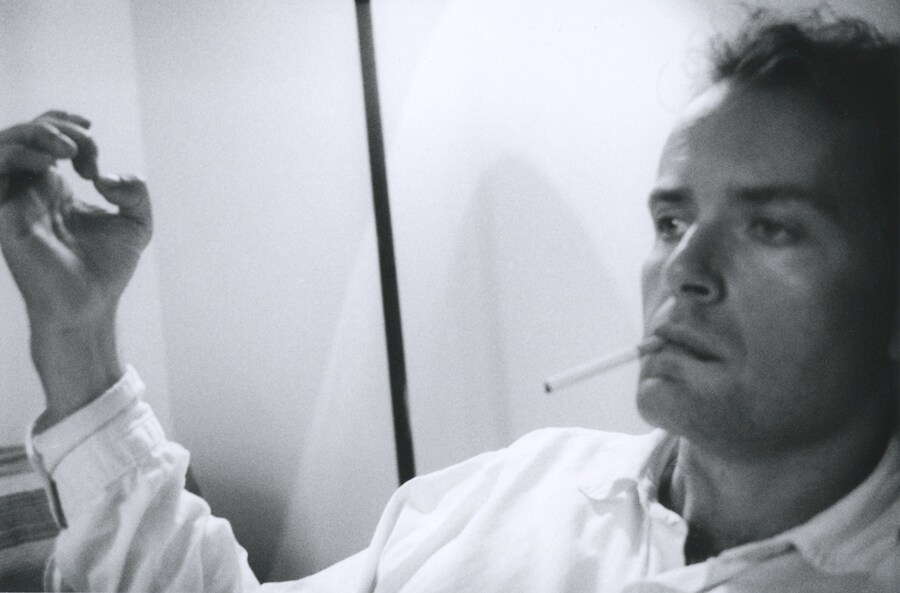 Autoportrait &#224; la cigarette, 1989 HG1812017