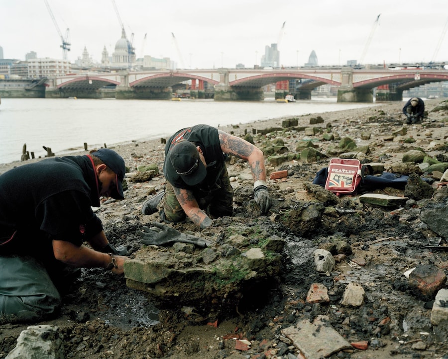 Chloe_Dewe_Mathews_Thames_Log_08