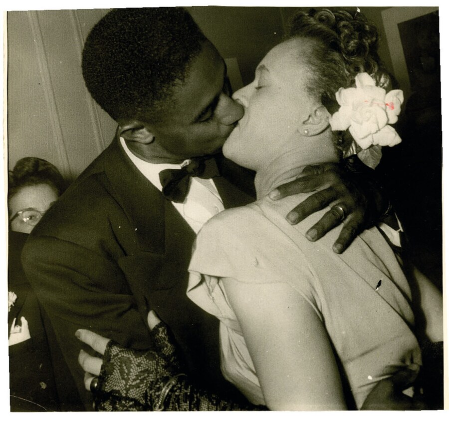 People Kissing: A Century of Photographs