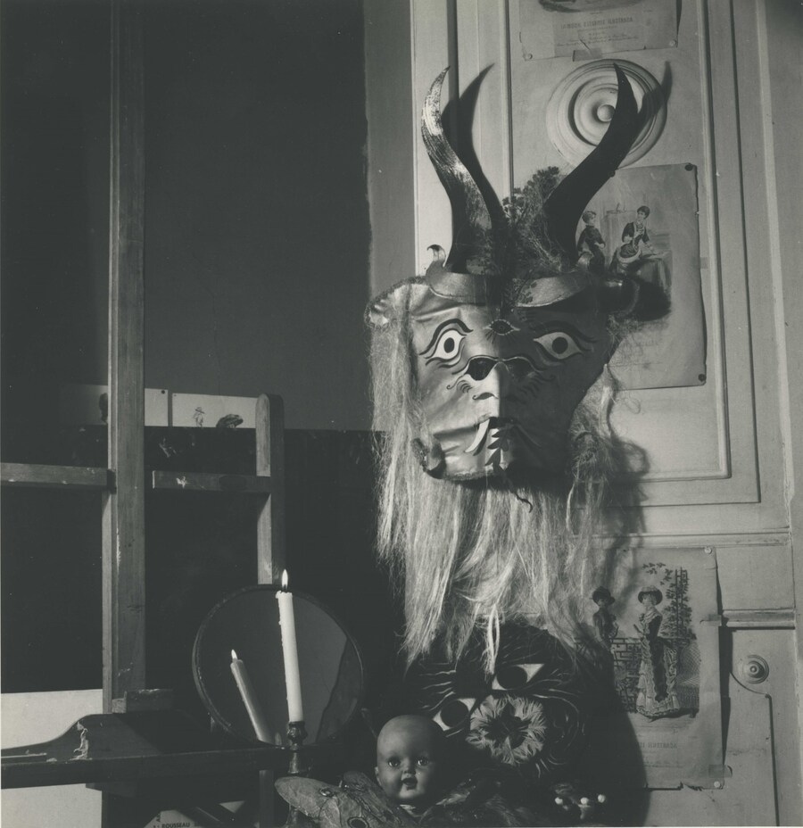 Kati Horna, Mujer y mascara, Ciudad de Mexico, 20 