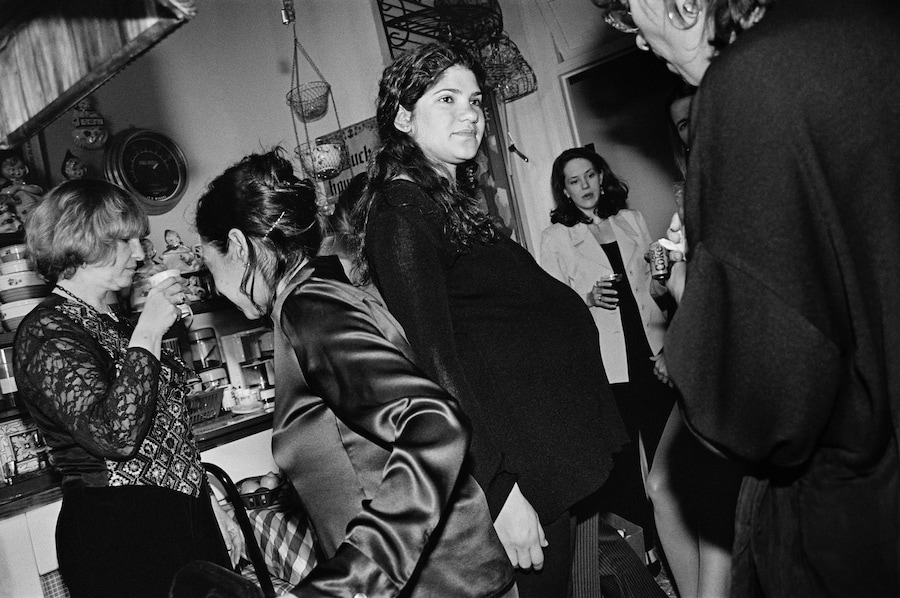 Blake with her mother, Jen and friends, 1997 &#169; Kar