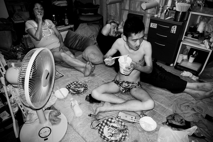 Watching the news of the assassination of Shinzo A