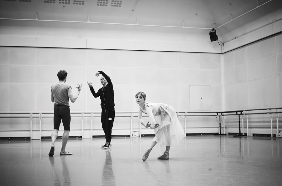 Wayne McGregor in rehearsal with Royal Ballet Prin