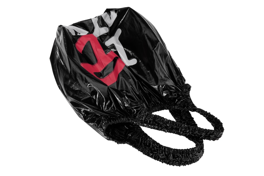 TELFAR-MEDIUM-NEW-YORK-PLASTIC-BAG-BLACK-HANDLE-DE