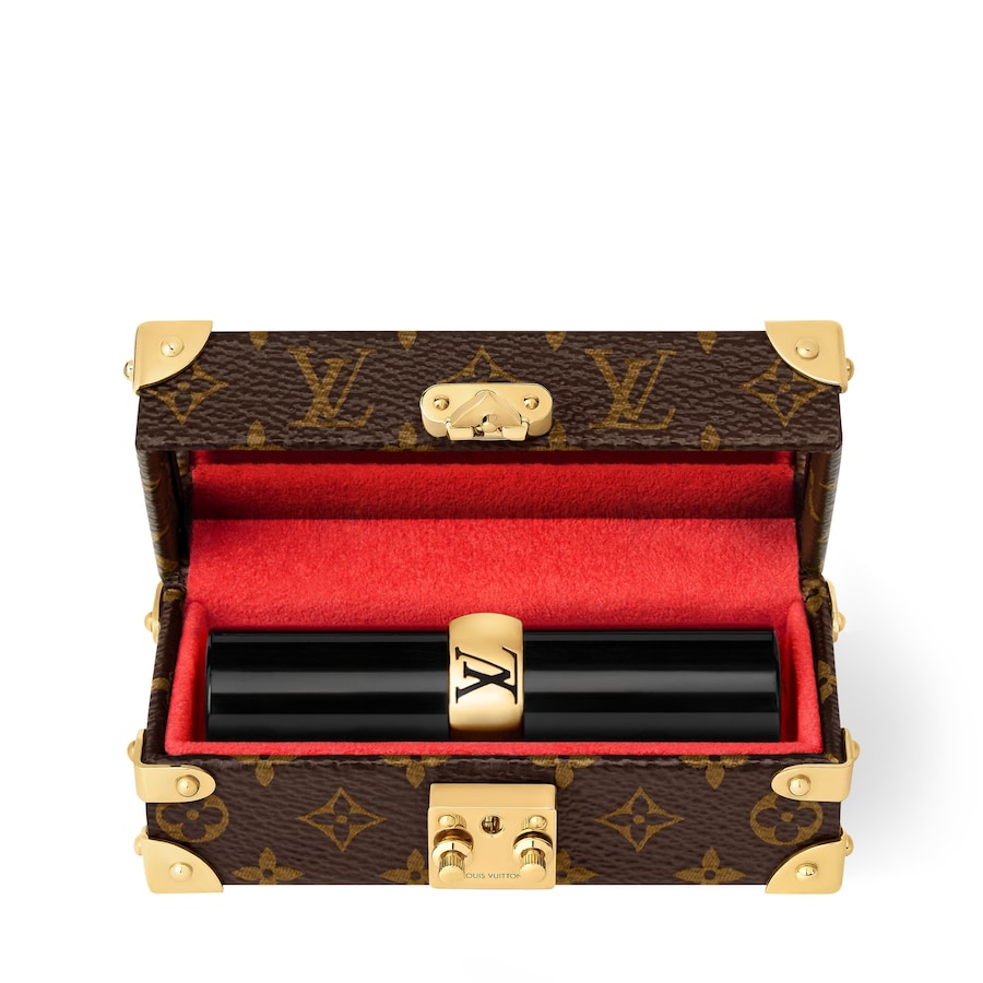 LIPSTICK TRUNK_INTERIOR VIEW