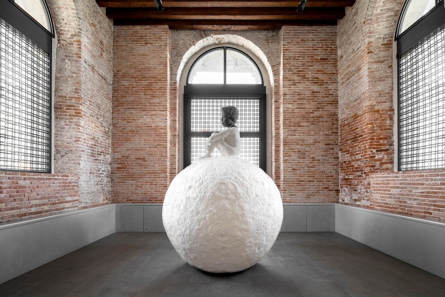 Lorna Simpson, Woman on a Snowball, 2018