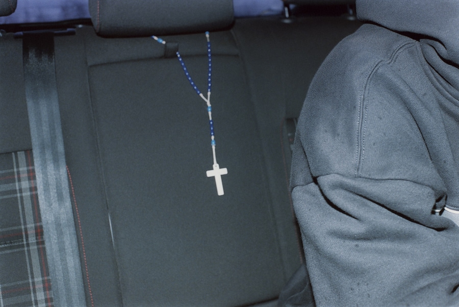 2847_IMAGINE_KW_TRACKS_INNEN_Cross on Carseat_sRGB