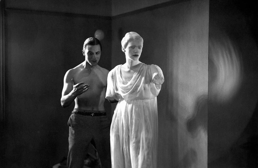 Lee Miller as a statue in Jean Cocteau&#39;s Blood of a Poet