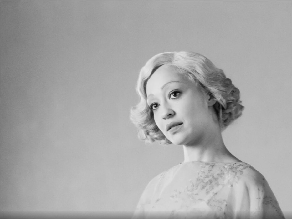 Passing_Sc 11_Clare (Ruth Negga) in Hotel Room_v06
