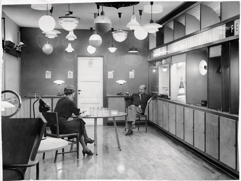 Louis-Poulsen,-Poul-Henningsen-in-the-‘demonstrati