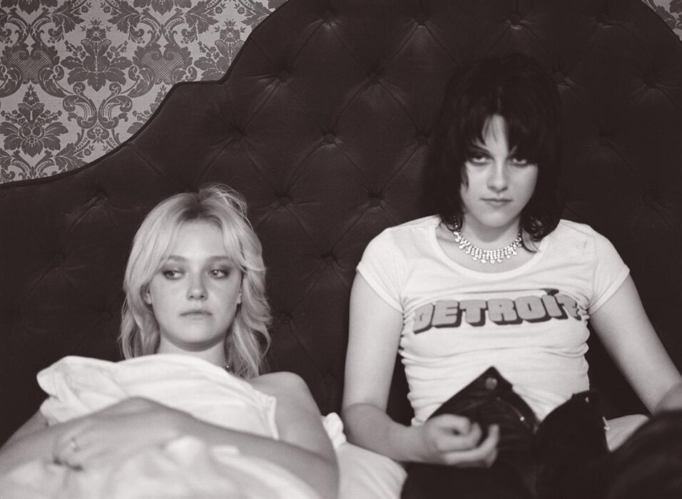 Film still of Dakota Fanning and Kristen Stewart in The Runa