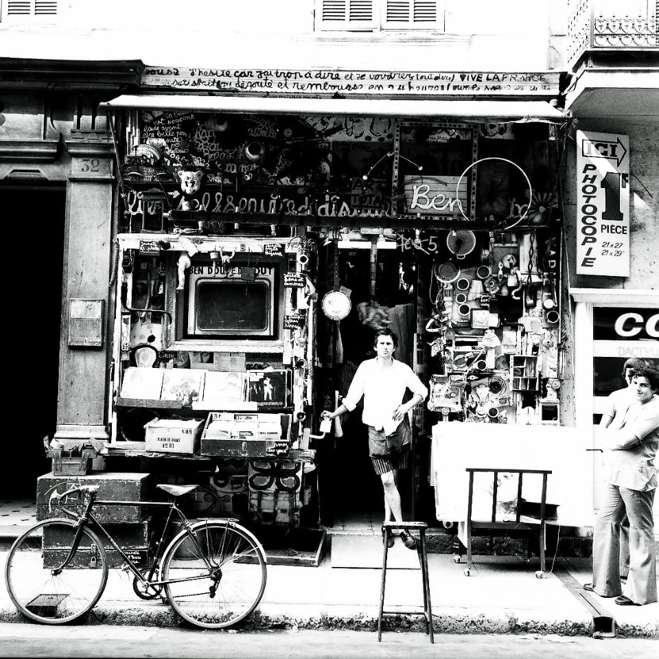 Laboratoire 32, Ben in front of his shop in Nice, ca. 1965
