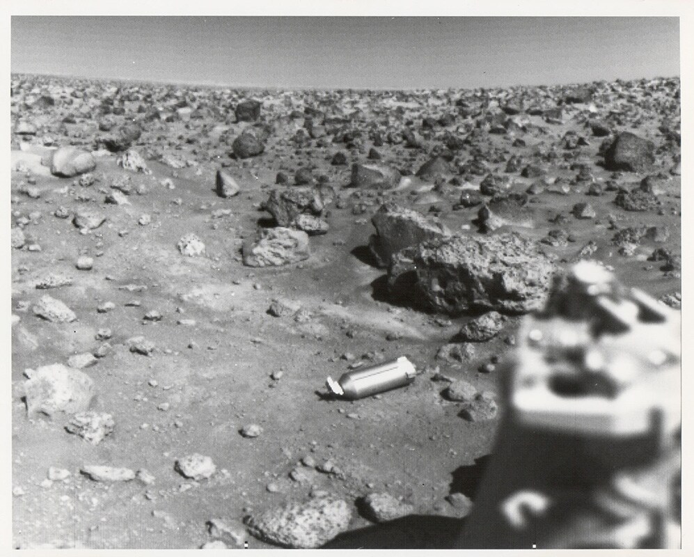 The Martian surface with the surface sampler at centre, Viki